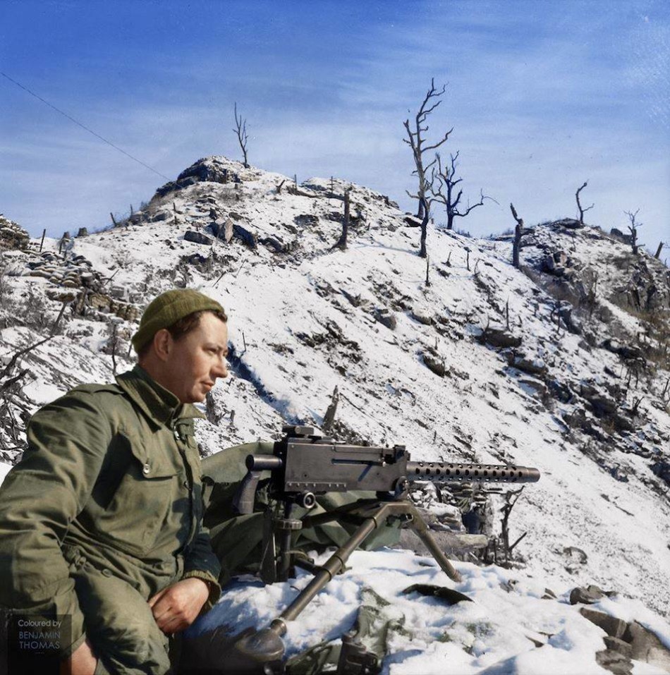 驻守高地的美军士兵,一旁是勃朗宁机枪.