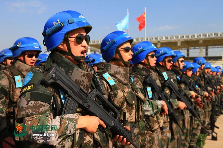 4 中国维和尖兵蓝盔造型很酷