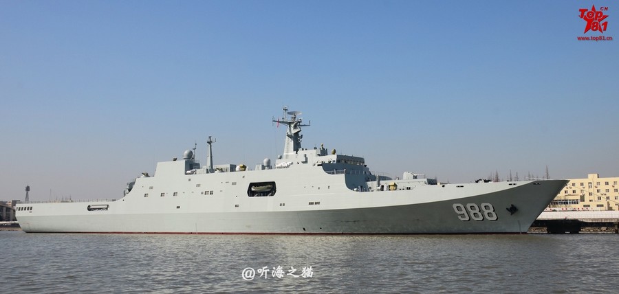 988号"沂蒙山舰"是海军装备的第4艘071型船坞登陆舰,近日,网友上传一