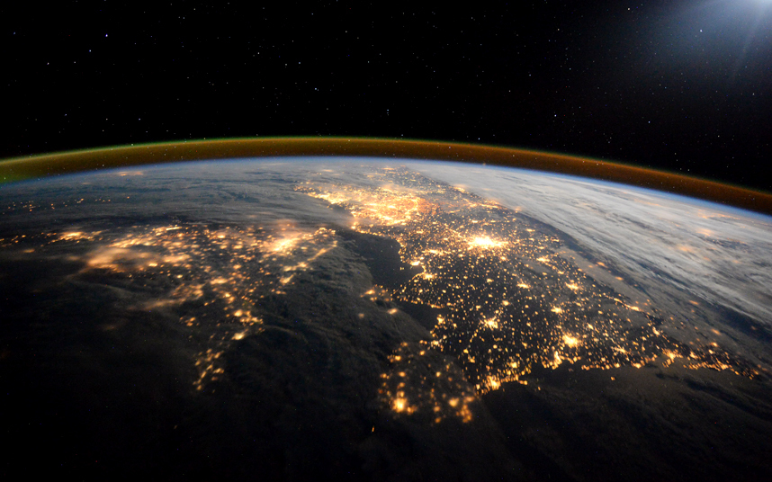 30 太空俯瞰地球:伦敦灯火辉煌夜景震撼迷人