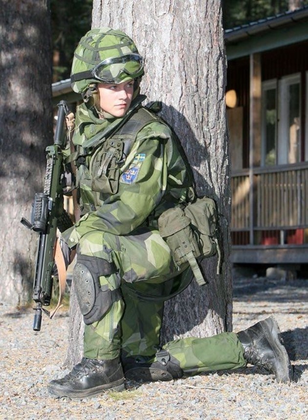 芬兰女兵 芬兰女兵 芬兰女兵 瑞典空军女兵进行枪械组装训练 瑞典女兵