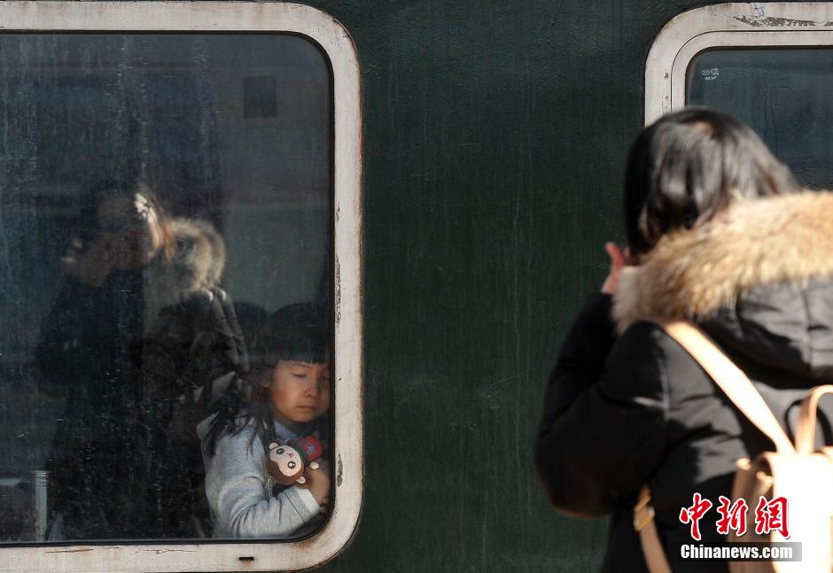 6 春运车站母爱别离瞬间 爱她就给她最好的