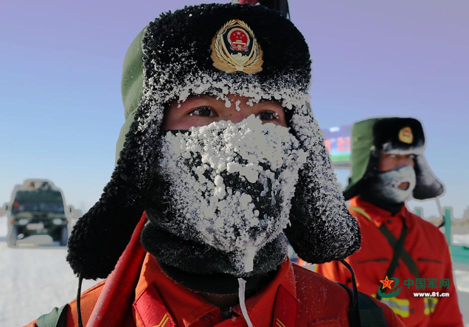 森警零下42度训练戴上冰口罩