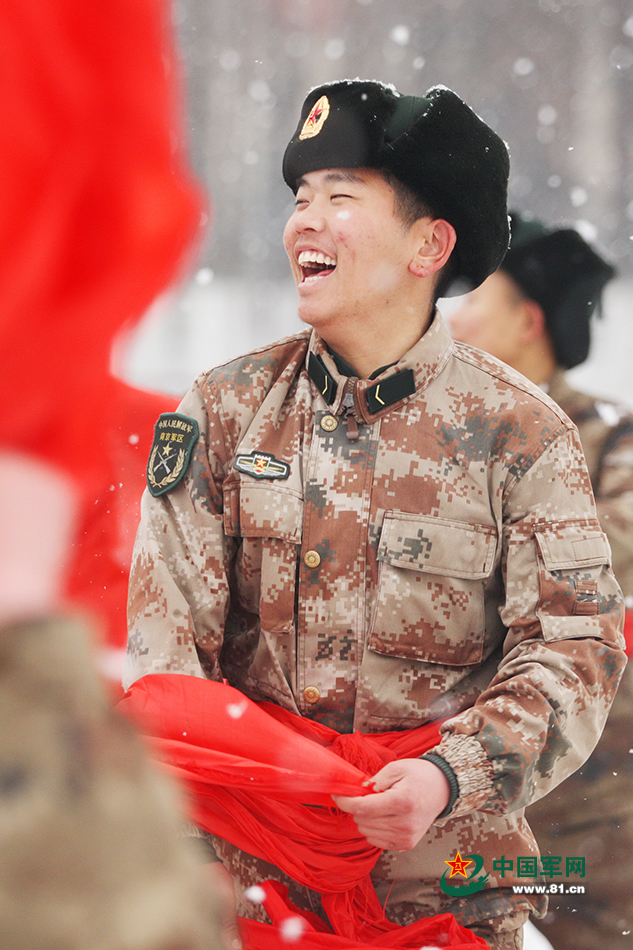 解放军春节送你一万个开心