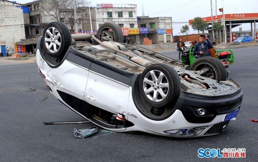 6 成都街头两车相撞 越野车四脚朝天