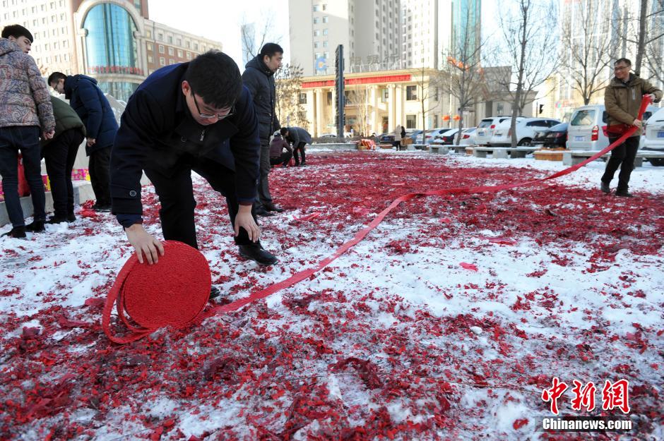 沈阳商家放开门炮迎春节后首个工作日