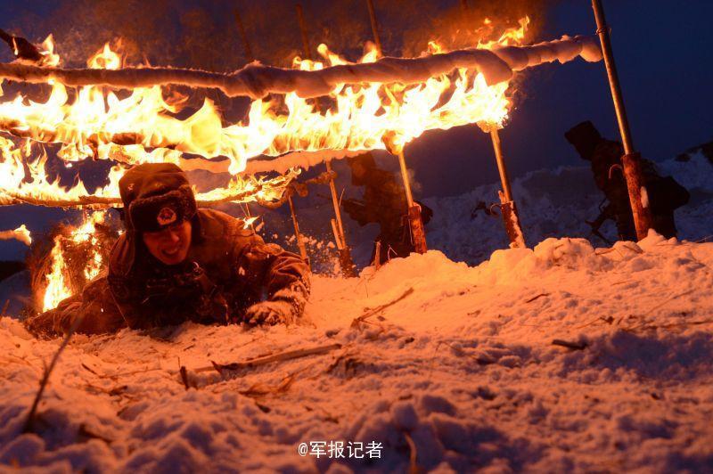 解放軍雪地鑽火圈爬火障練膽