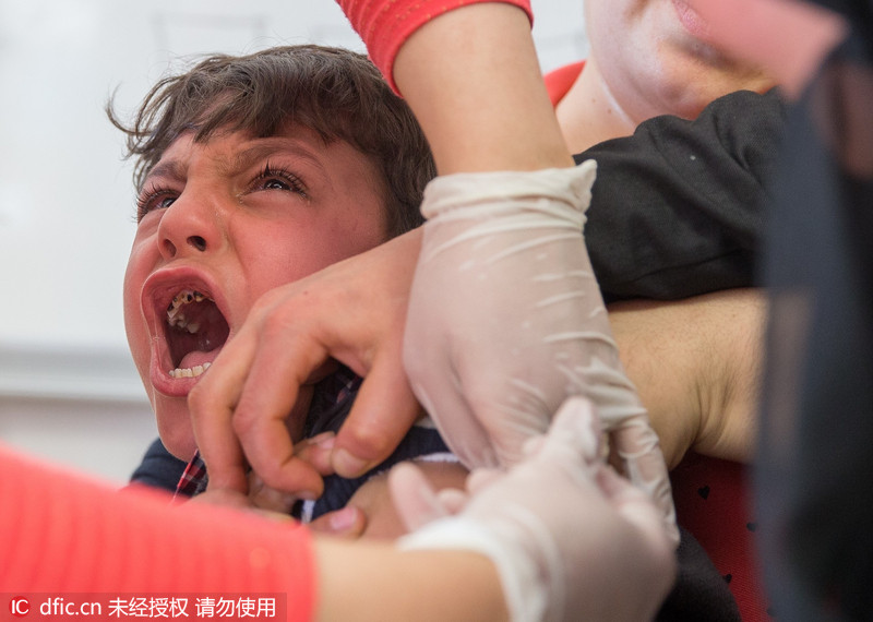 叙利亚儿童接种疫苗个个一副痛死宝宝的表情