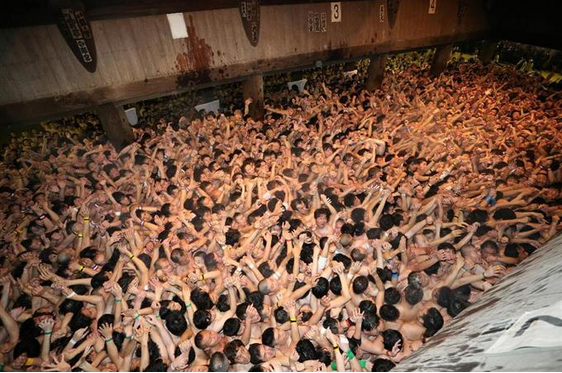 作为日本三大奇祭之一而闻名的日本西大寺会阳裸身祭20日晚在冈山市