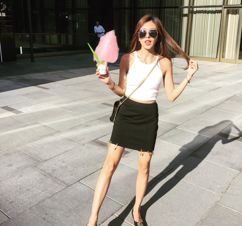 张稀哲女友晒出游照白富美游艇秀美腿