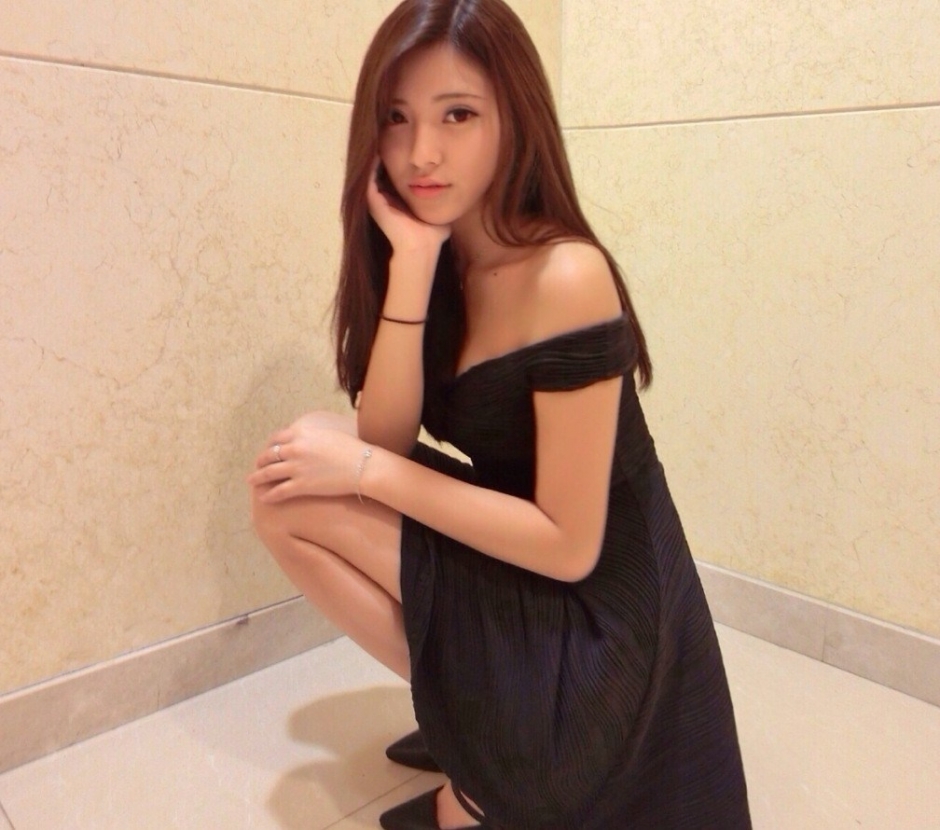 张稀哲女友晒出游照白富美游艇秀美腿