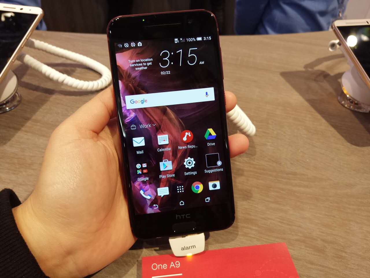 来自另一家台湾厂商htc的one a9,这款产品采用了高通 骁龙617芯片.