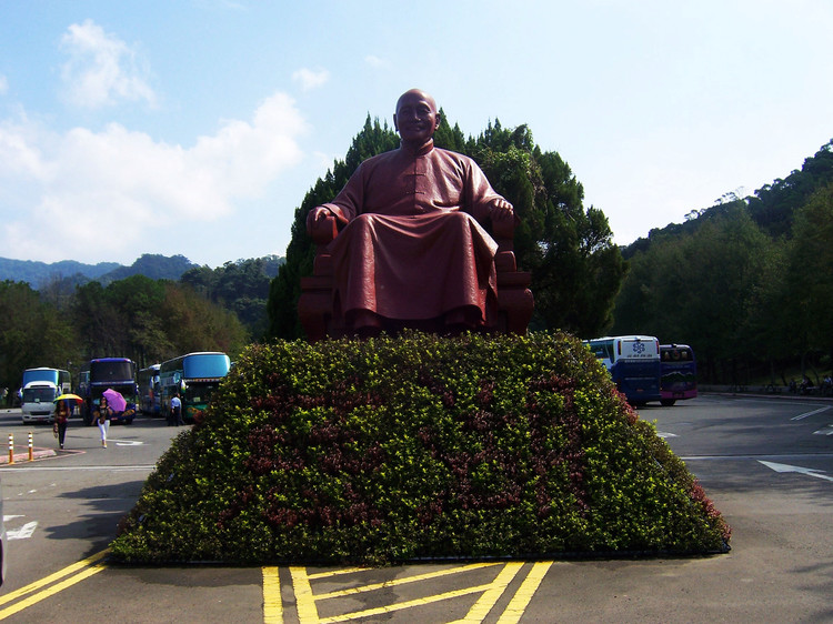 台湾一大学内蒋介石铜像被喷漆打扮成肯德基爷爷图