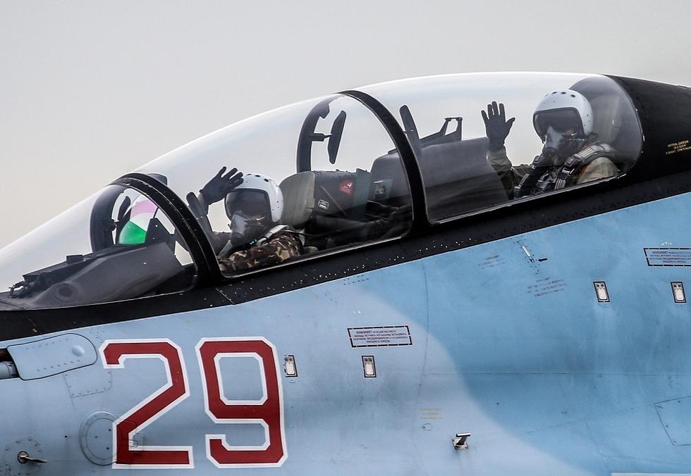 俄塔斯社一名摄影记者则在当天来到了赫梅明空军基地,并拍摄了一组