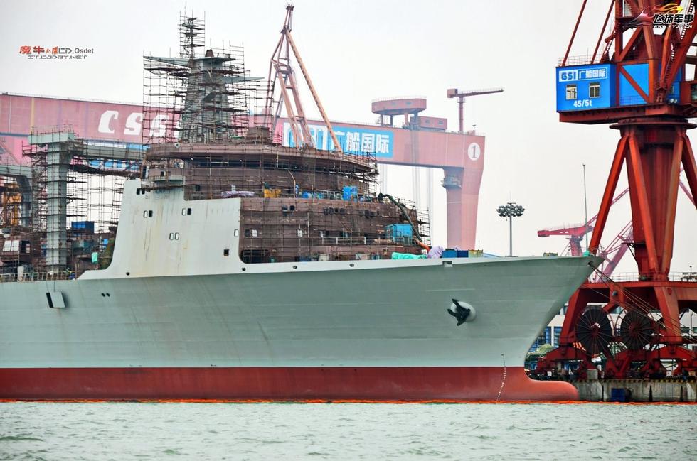 海军最新4万吨补给舰建造画面