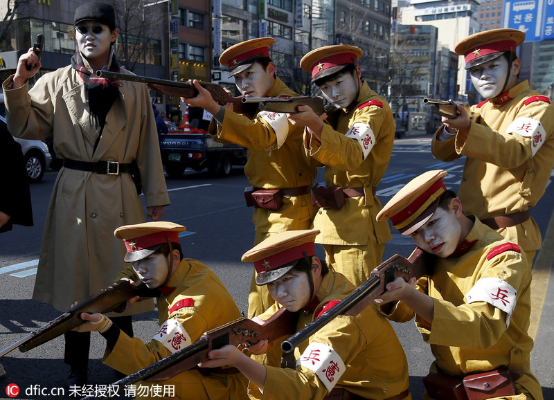 韩国迎来独立运动纪念日 民众扮小鬼子街头庆祝