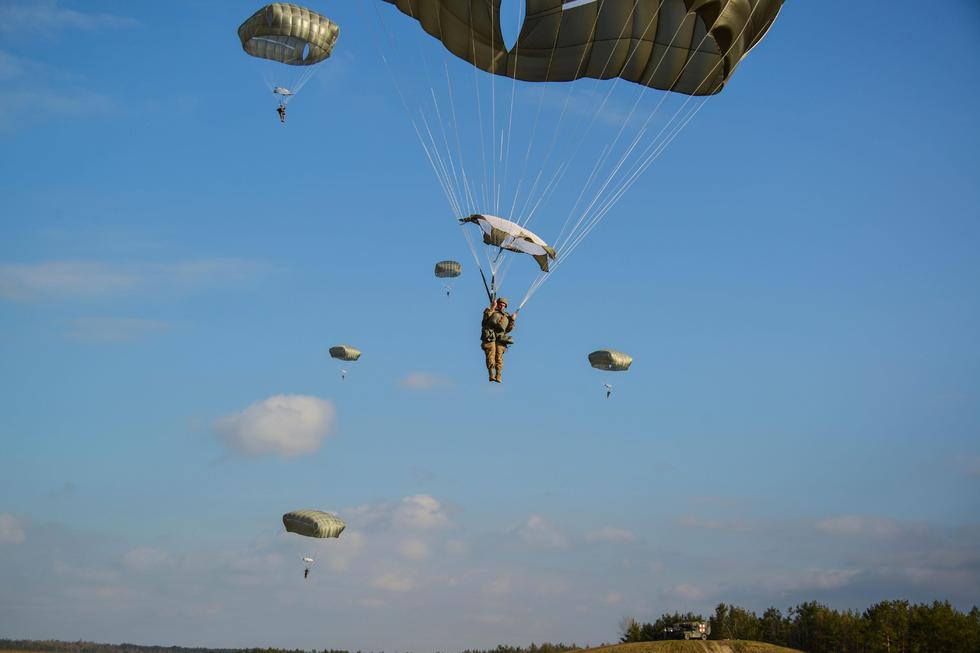 美軍精銳空降旅跳傘落地時栽了