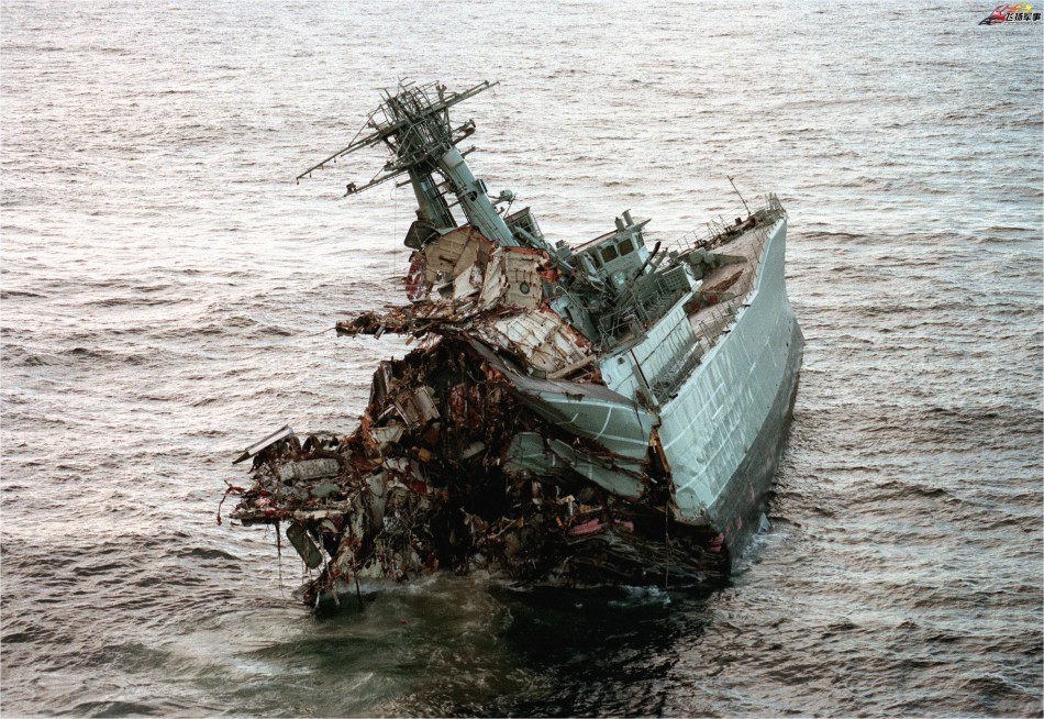 实拍3千吨护卫舰被鱼雷炸沉