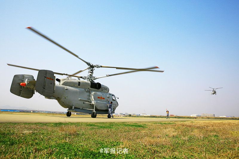 解放军卡28直升机锤炼本领