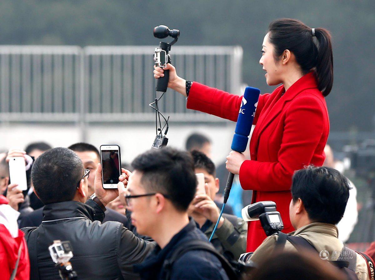 11 两会记者也很拼:扎堆拍摄采访 会场抽空补觉