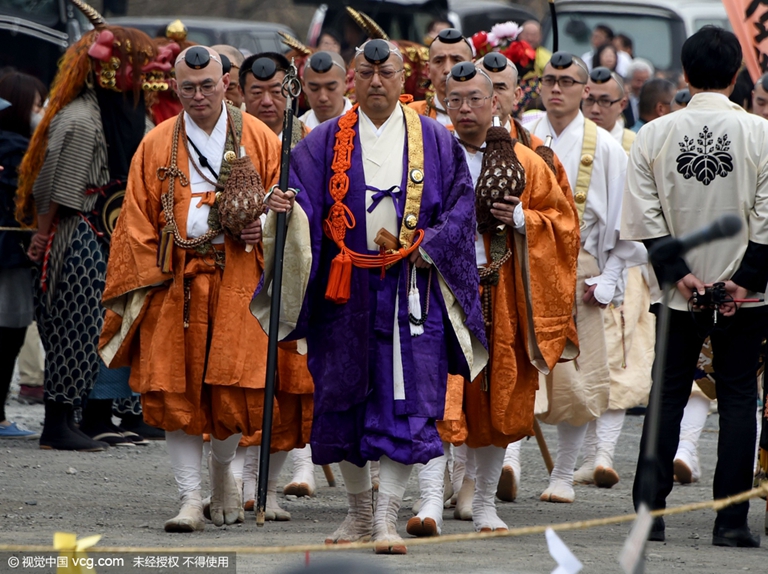 日本佛教徒举行渡火仪式炭火上行走净化灵魂