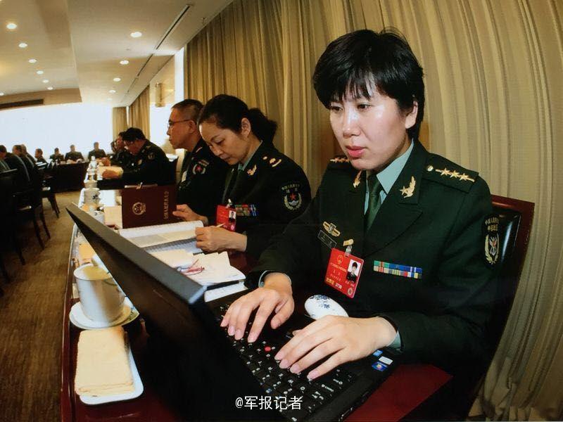 軍隊女代表在兩會盡顯巾幗風采