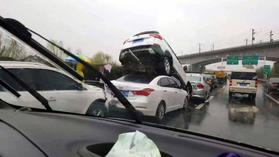 受寒潮影响,南京雨水不停,宁马高速南京方向的板桥附近,发生九车连环
