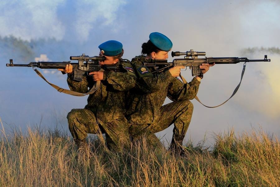 俄军女空降兵有颜值也有战力