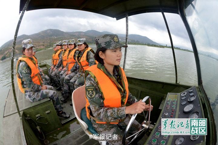 8 舟桥部队女兵开船架桥样样在行