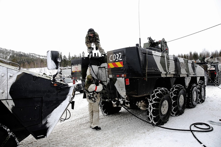 26 北约军演装甲车把小汽车撞烂
