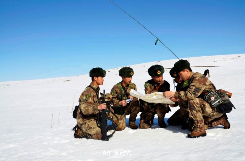 西北邊陲新疆邊防兵踏雪巡邏