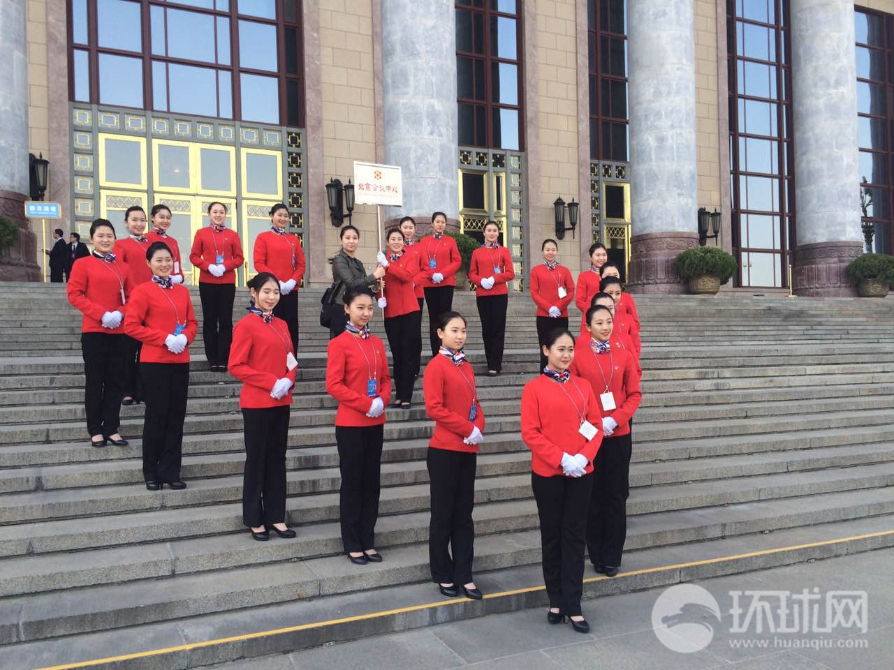 9 "两会"服务人员在人民大会堂前合影留念