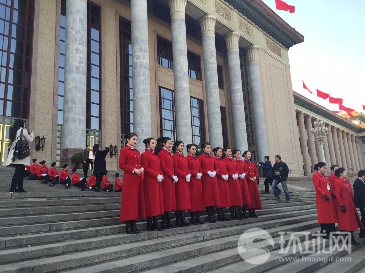 9 "两会"服务人员在人民大会堂前合影留念