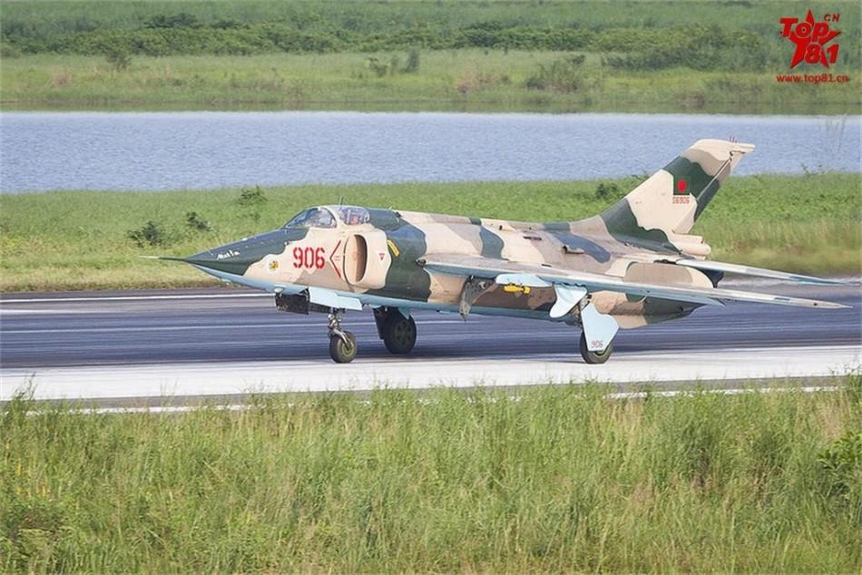 12 孟加拉国空军强5机群震撼出击