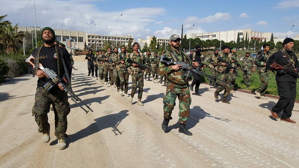 8 伊拉克民兵阅兵出现万国牌武器