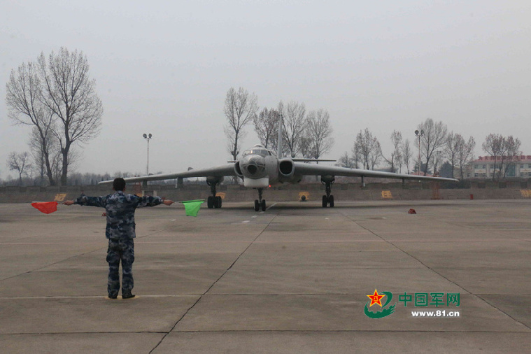 轰6飞到黄河上空轮番投弹轰炸