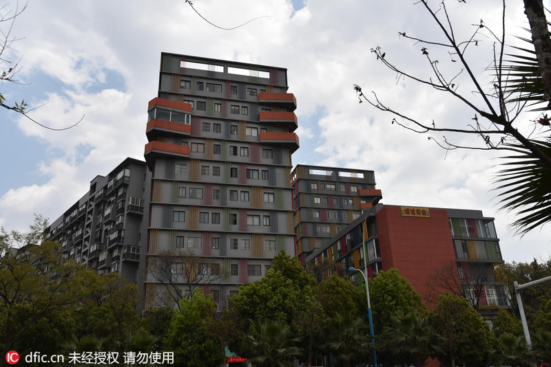 2016年3月20日,云南昆明,昆沙路与二环北路交汇处附近,一建筑用不同