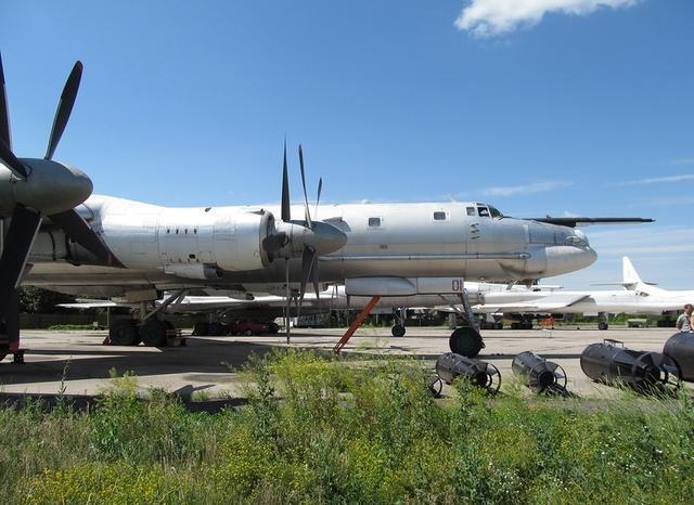 遠程航空兵博物館裡的圖-95轟炸機,旁邊還展示了不少航彈.