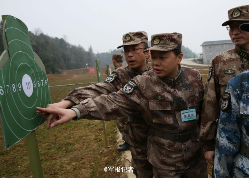 西部战区女军官打靶姿势帅气