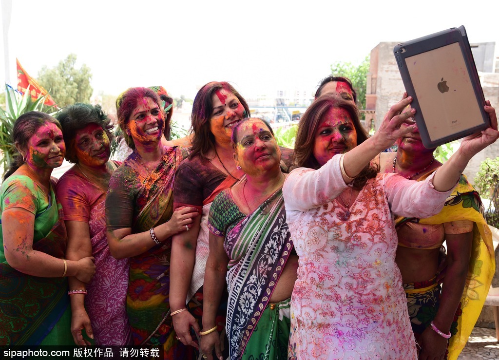 印度阿拉哈巴德民众庆祝胡里节粉末飞舞现场狂欢