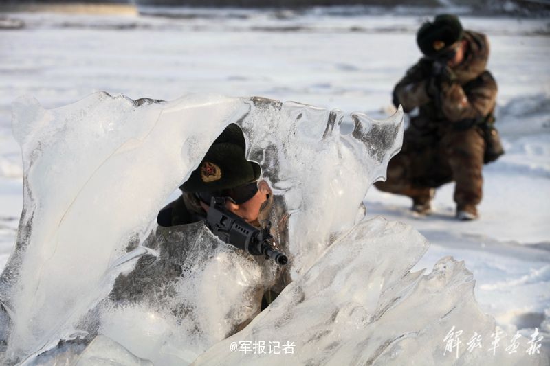 9 "北极"哨兵演习用冰块做掩体