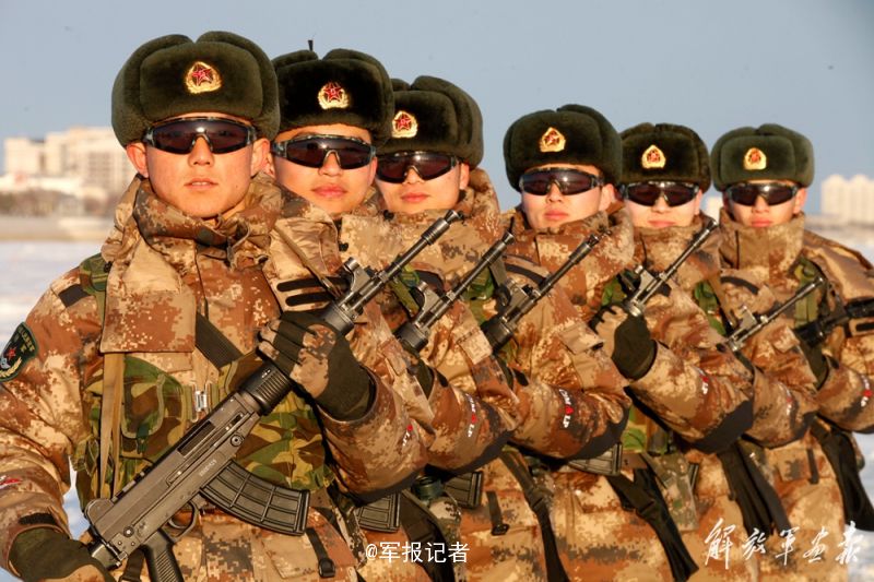 9 "北极"哨兵演习用冰块做掩体