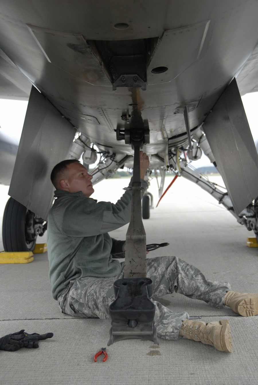 中美俄舰载机着舰尾钩特写对比