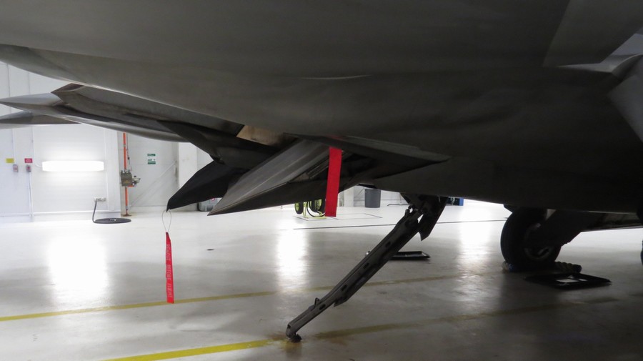 中美俄舰载机着舰尾钩特写对比