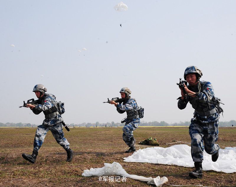 9 解放军空降兵一落地就端枪上阵