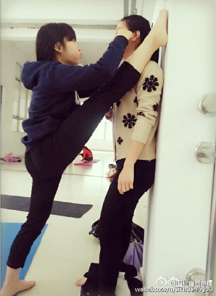 超酷一字马壁咚心疼短腿的小伙伴