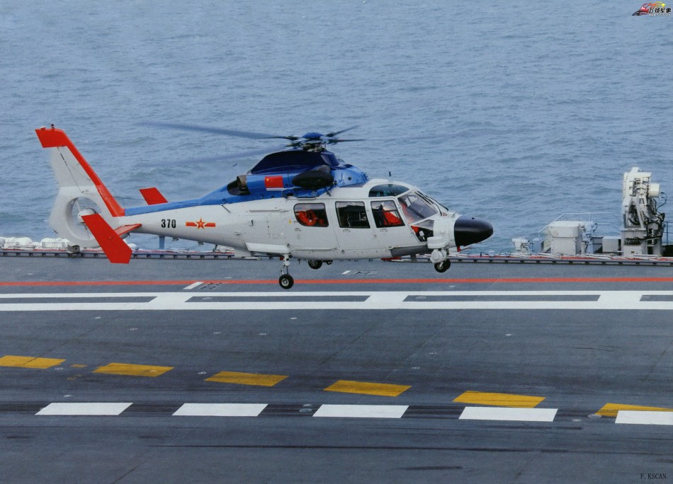 17 战场救护直升机降落辽宁号航母