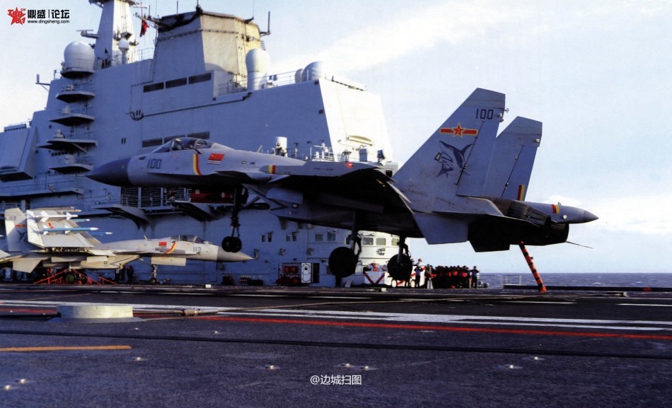 17 战场救护直升机降落辽宁号航母