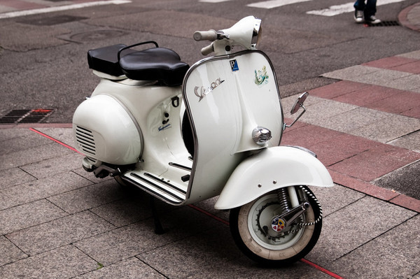 《羅馬假日》中格雷高利派克騎著的vespa125.