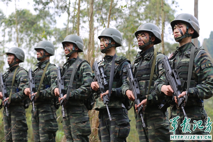 13 武警特战队员趴草堆里啃萝卜